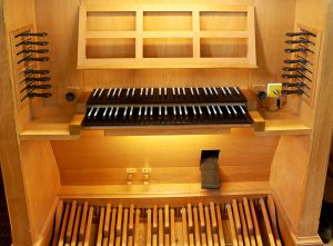 Spieltisch der Vier-Orgel