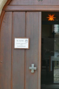 Kirchentür von St. Cyriak, Sulzburg. Herzlich willkommen zum Gottesdienst!